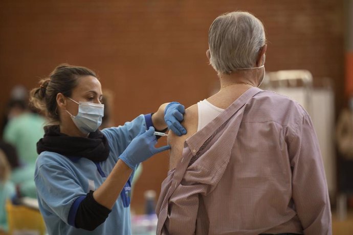 Un hombre recibe la primera dosis de la vacuna contra Covid-19. En Sevilla (Andalucía, España), a 06 de abril de 2021.