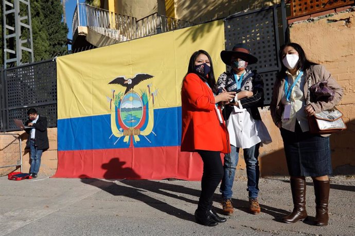 Archivo - Tres mujeres procedentes de Ecuador posan con una bandera del país tras su votación en una de las 64 mesas electorales repartidas por varias poblaciones de la Región de Murcia, en el Auditorio de Centro y Congresos de Murcia (España).