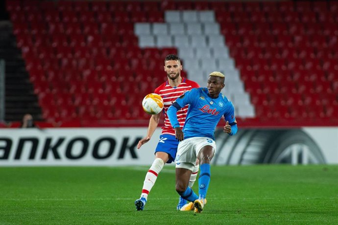 Archivo - Victor Osimhem of Napoli and Domingos Duartes of Granada during the UEFA Europa League round of 32, first leg match between Granada Futbol Club and Napoles at Nuevos Los Carmenes Stadium on February 18, 2021 in Granada, Spain.