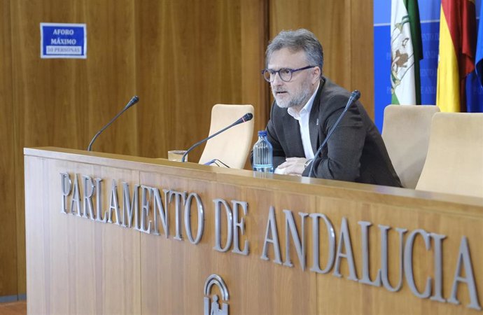 El portavoz parlamentario del PSOE-A, José Fiscal, en rueda de prensa.