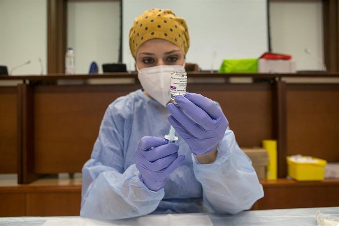 Archivo - Una profesional sanitaria sostiene un vial de la vacuna AstraZeneca contra la COVID-19