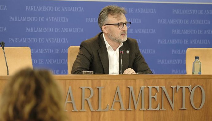 El portavoz parlamentario del PSOE-A, José Fiscal, en rueda de prensa.