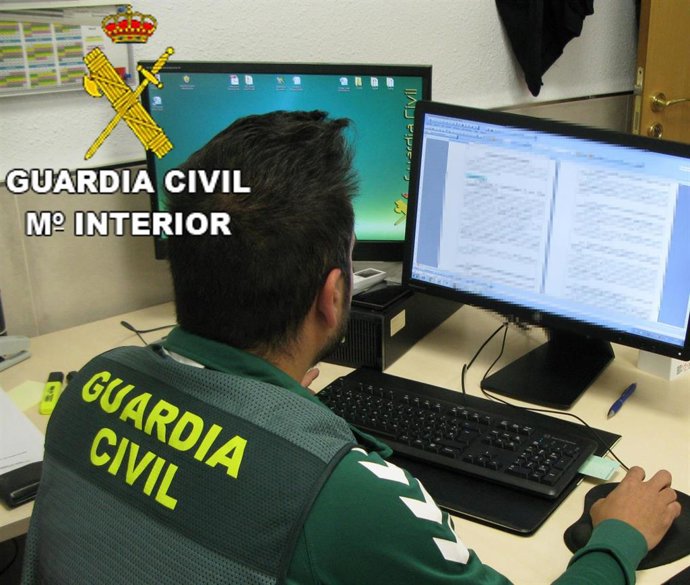 Agente de la Guardia Civil en investigación en una imagen de archivo 