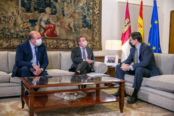 El presidente de Castilla-La Mancha, Emiliano García-Page, se ha reunido con el secretario de Estado para la Unión Europea, Juan González-Barba.