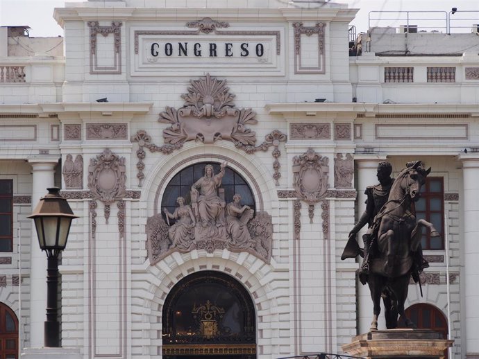 Vista del edificio que alberga el  Congreso de Perú
