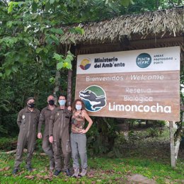 De izda a dcha: Oskar Etxeberria, Víctor García, José Manuel Navarro y Ruth Muñiz (directora científica del programa de conservación del águila harpía en Ecuador)