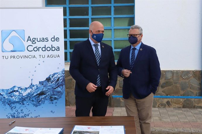 El presidente de la Diputación de Córdoba, Antonio Ruiz, que y su homólogo en Emproacsa, Esteban Morales, en la ETAP de Sierra Boyera.