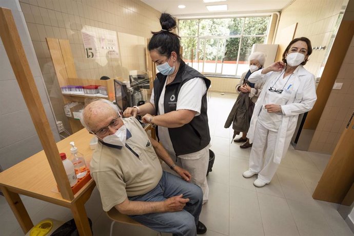 Una sanitaria vacuna a un hombre mayor de 80 años con la dosis de Pfizer en el ambulatorio Virgen Peregrina, en Pontevedra, Galicia (España), a 1 de abril de 2021. 