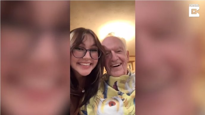 Este abuelo se tiñe el pelo de rosa por su 90 cumpleaños