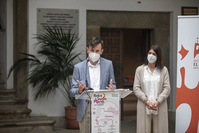 El diputado de Cultura, Fernando Grande, presenta el programa cultural de las Noches de Santa María que reúne seis actuaciones culturales en Plasencia a partir del 13 de abril