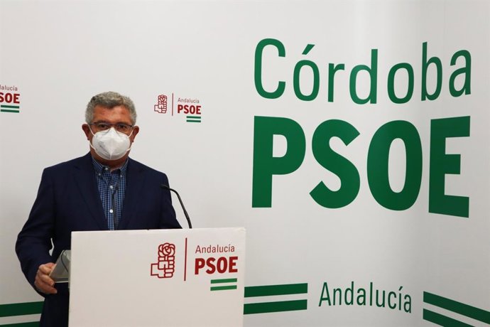 El portavoz del PSOE-A en la Comisión de Salud y Familias del Parlamento andaluz, Jesús María Ruiz, en la sede de su partido.