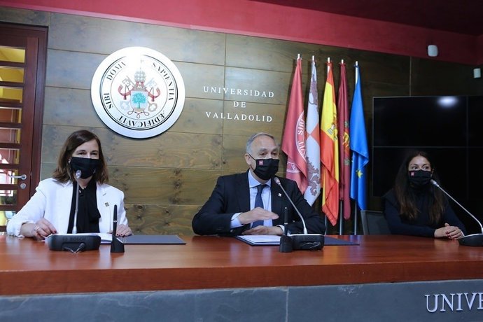 Hervella y Largo firman el convenio.