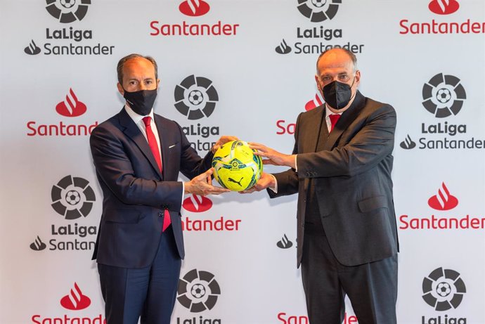 El presidente de LaLiga, Javier Tebas, y Rami Aboukhair, consejero delegado de Santander España, presentan la renovación de su acuerdo hasta 2023.