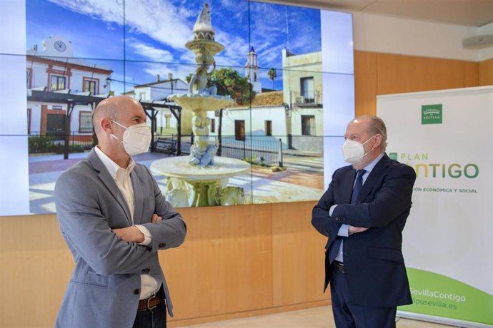 El presidente de la Diputación de Sevilla, Fernando Rodríguez Villalobos, y el alcalde de la localidad de El Garrobo, Jorge Jesús Bayot