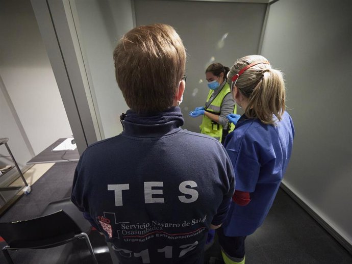 Archivo - Varios trabajadores sanitarios, con material necesario para administrar la vacuna contra la COVID-19, en Pamplona.