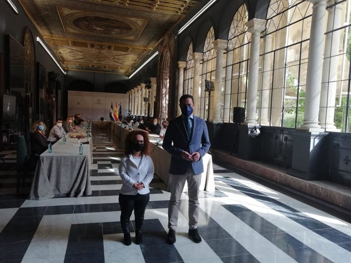 El Comité de Entidades Representantes de Personas con Discapacidad (Cermi) y el presidente de la Junta de Andalucía, Juanma Moreno (PP), se reúnen.