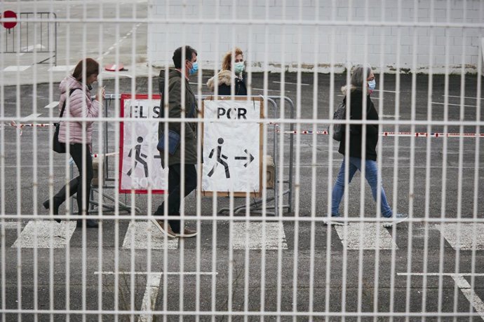 Archivo - Varias personas acuden a realizarse test de antígenos o PCR de detección del COVID-19