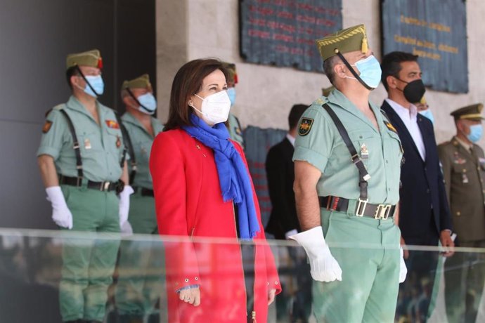 La ministra de Defensa, Margarita Robles, y el general de la Brileg Marcos Llago