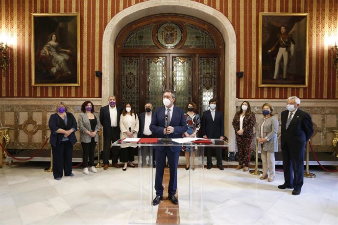 Firma de los convenios de igualdad en el Ayuntamiento de Sevilla