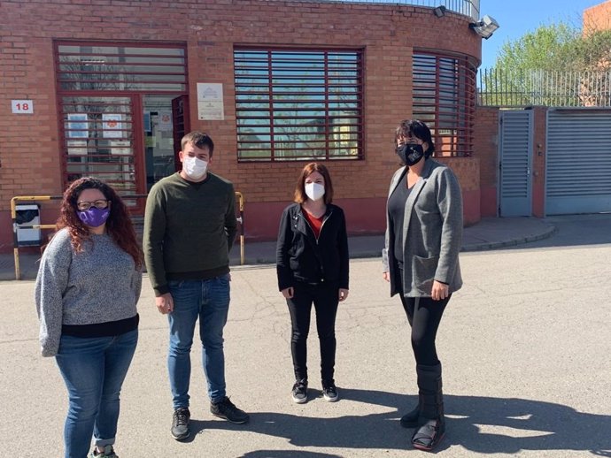 Knia Domnech, Pau Morales, Sara Bailac i Diana Riba a la porta del Centre Penitenciari de Ponent, a Lleida.