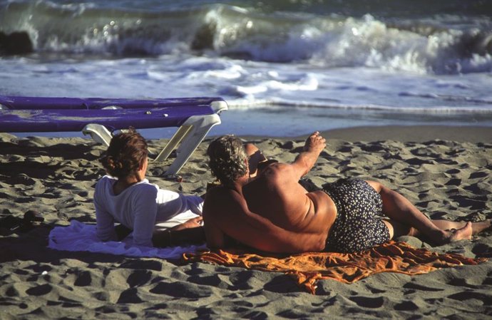 Archivo - Turistas en una playa de Málaga