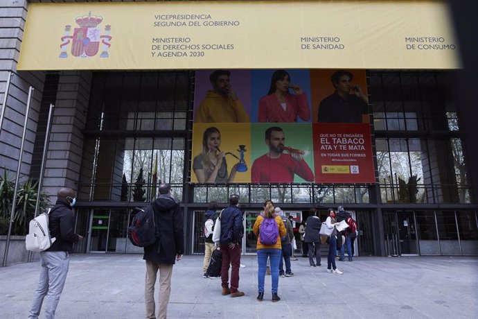 Varias personas hacen cola en el exterior del Ministerio de Sanidad para acceder al centro de examen de las pruebas de Formación Sanitaria Especializada (FSE), en Madrid (España), a 27 de marzo de 2021.