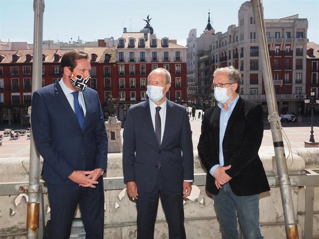 El alcalde, Óscar Puente; el ministro de Justicia, Juan Carlos Campo; y el primer teniente alcalde, Manuel Saravia, conversan durante una visita programada al Ayuntamiento de Valladolid.