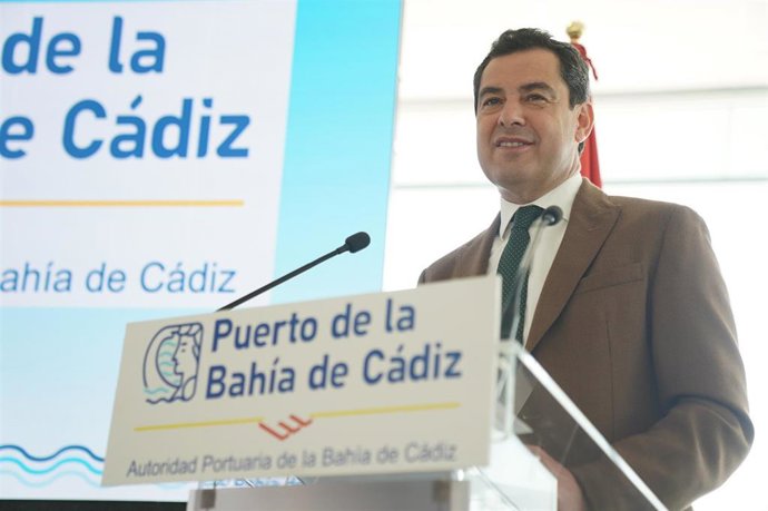 Juanma Moreno en el puerto de Cádiz