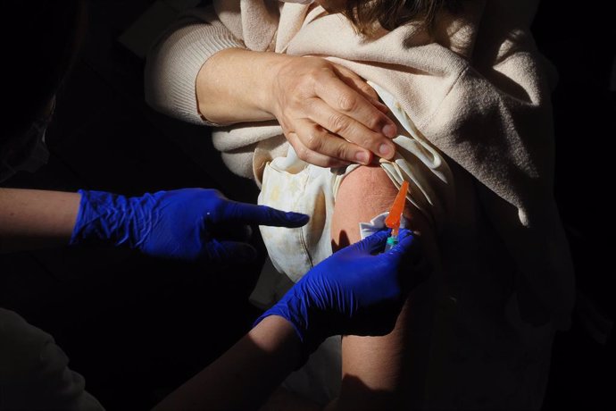 Un trabajador sanitario suministra la vacuna contra el Covid-19 a una persona, en el Centro Cultural Miguel Delibes, a 5 de abril de 2021, en Valladolid, Castilla y León, (España). El dispositivo, puesto en marcha por Sanidad de Castilla y León (Sacyl) 