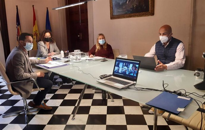 La presidenta del Consell de Mallorca, Catalina Cladera, preside la reunión de la comisión mixta sobre el convenio de carreteras, celebrada de forma telemática.