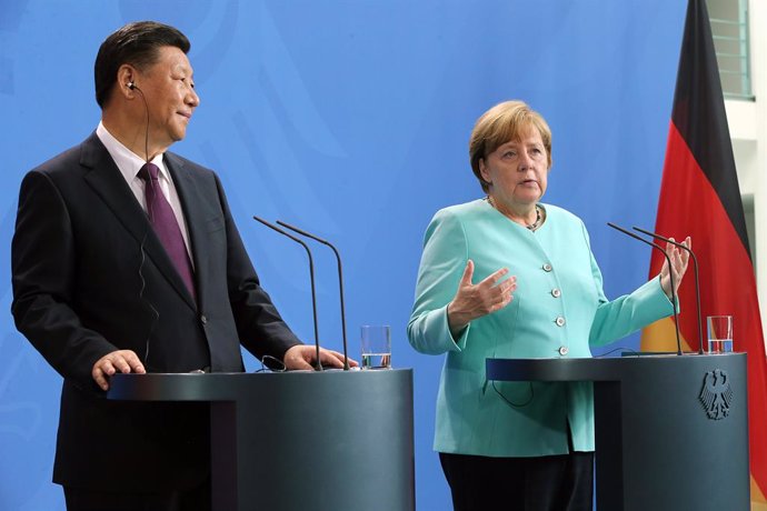 Archivo - FILED - 05 July 2017, Berlin: German chancellor Angela Merkel (R) and Chinese president Xi Jinping attend a joint press confrence. German Chancellor Angela Merkel and Chinese President Xi Jinping have underscored the importance of close cooper