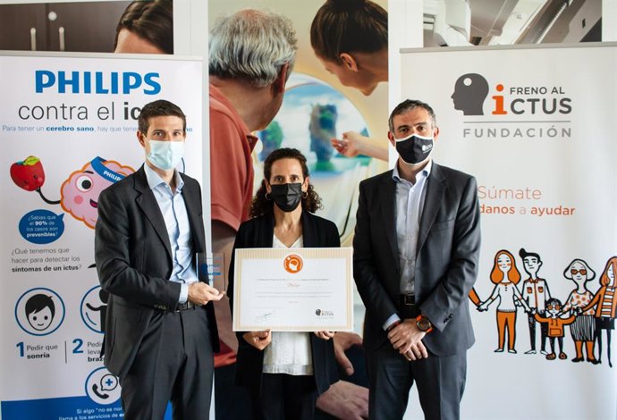 De izquierda a derecha. (Luis Cuevas, responsable de Imagen Guiada y Diagnóstico de Precisión de Philips Ibérica; Lourdes García-Salmones, responsable de Recursos Humanos de Philips Ibérica; y Julio Agredano, presidente de la Fundación Freno al Ictus).