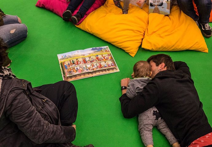 Archivo - Arxiu - Un nen i un adult participen en el festival Món llibre, destinat al públic infantil, durant l'edició del 2017.