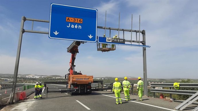 Desmontaje del pórtico dañado en la A-316.