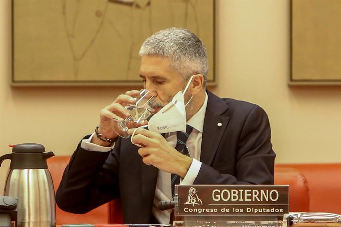 El ministro del Interior, Fernando Grande-Marlaska, bebe agua antes de una comparecencia en el Congreso el pasado 25 de marzo