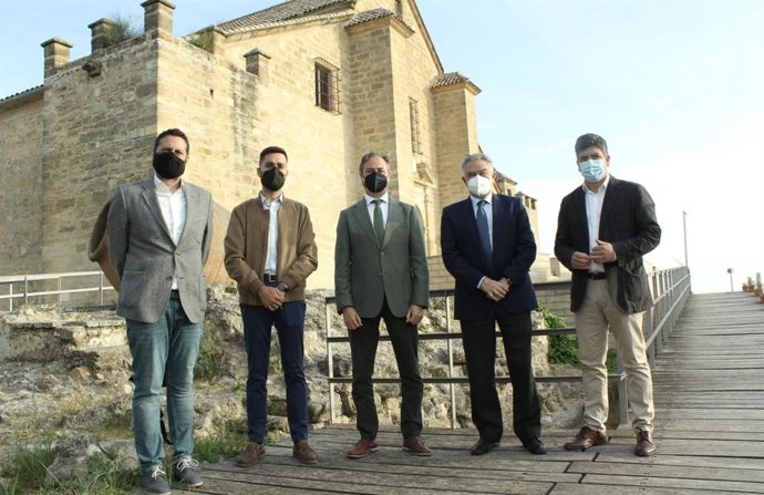 El secretario general para el Turismo, Manuel Muñoz (segundo por la dcha.), en su visita a Montilla.