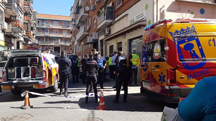 Varios agentes de la Policía Nacional y seis unidades del Samur en las inmediaciones de la escuela infantil El Puentecito a 6 de abril de 2021, en Madrid (España). Efectivos del Samur y al menos tres coches de la Policía se han presenciado en las inme
