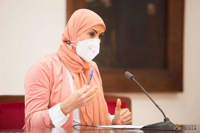 Fatima Mohamed Kaddur, viceconsejera del Mayor de Melilla en rueda de prensa