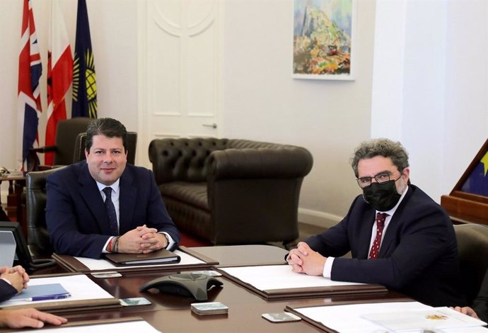 El ministro principal de Gibraltar, Fabián Picardo, y el presidente de la Comisión de Exteriores del Senado, el socialista Antonio Gutiérrez Limones