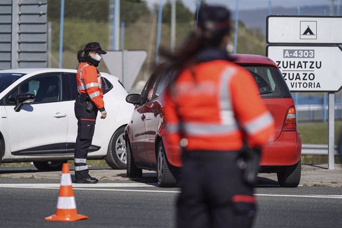Dos ertzainas, en un control de tráfico en Vitoria, que desde este miércoles 7 de abril cuenta con un nuevo cierre perimetral