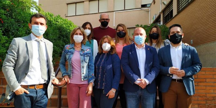 La delegada de Educación y Deporte de la Junta en Córdoba, Inmaculada Troncoso (segunda por la izda.), en el IES Arcelacis de Santaella.