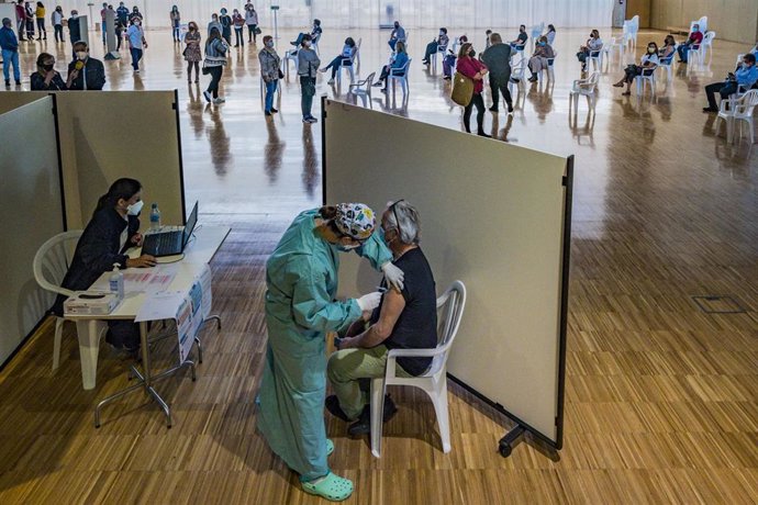 31 March 2021, Spain, Santander: A health worker administers the AstraZeneca vaccine to a patient during the COVID-19 vaccination campaign. Photo: Celestino Arce Lavin/ZUMA Wire/dpa