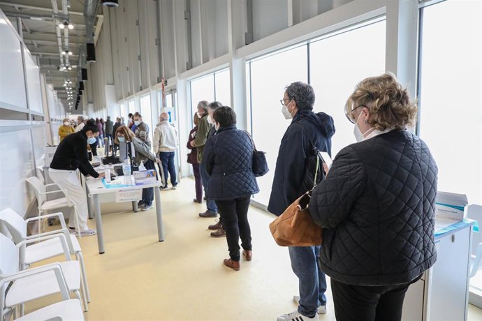 Varias personas acuden a recibir la vacuna contra el Covid-19 en el Hospital Isabel Zendal, Madrid, (España), a 31 de marzo de 2021. 