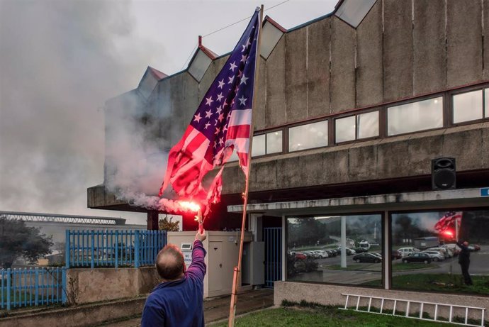 Archivo - Un trabajador de Alcoa San Cibrao quema una bandera de Estados Unidos delante de la factoría tras conocer la anulación del TSXG del ERE de la empresa en Cervo, A Mariña, Lugo, Galicia (España), a 17 de diciembre de 2020.