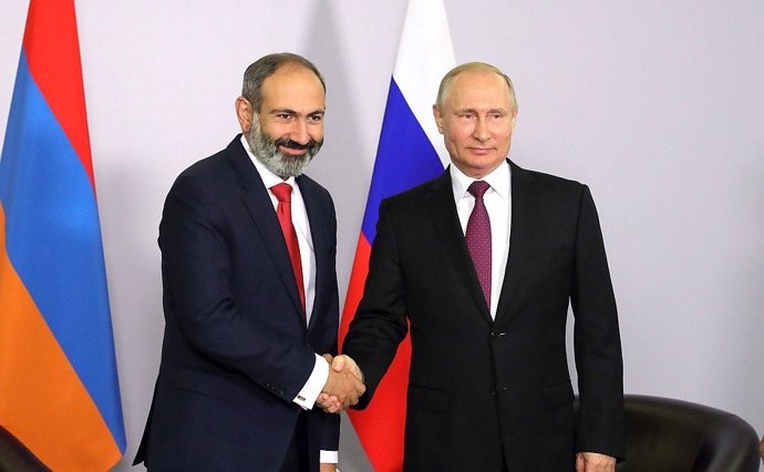 Archivo - Pashinian saluda a Putin en Sochi