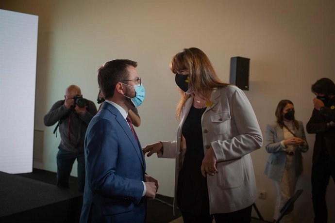 Archivo - El candidato de ERC a la Presidencia de la Generalitat, Pere Aragons, y la presidenta del Parlament, Laura Borrs, en una imagen de archivo.