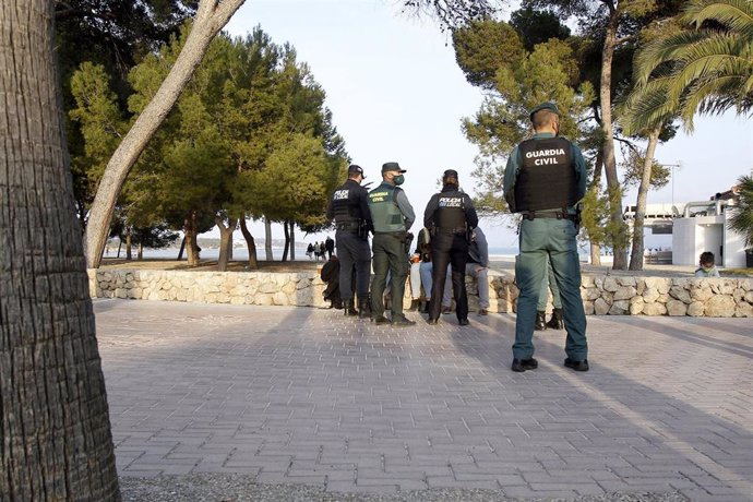 Archivo - Varios agentes de la Guardia Civil y Policía Nacional pasean por el Paseo Marítimo para controlar las terrazas de bares y restaurantes de Palma.