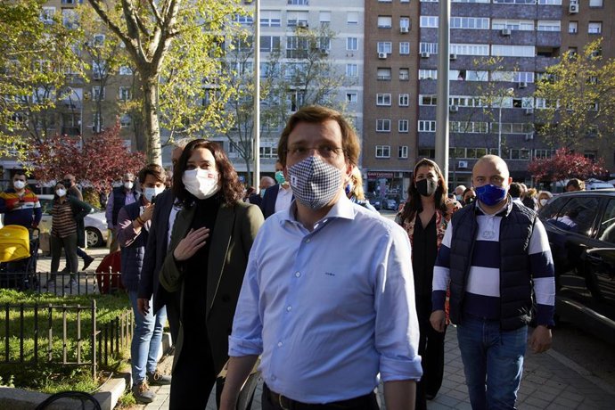 La presidenta de la Comunidad de Madrid y candidata a la reelección, Isabel Díaz Ayuso (i), y el portavoz nacional del Partido Popular, José Luis Martínez-Almeida (d).