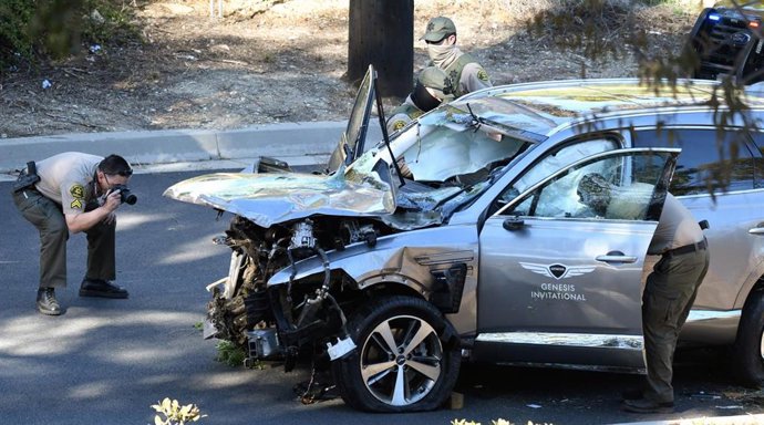 Archivo - La Policía investiga las causas del accidente de Tiger Woods el pasado 23 de febrero en California