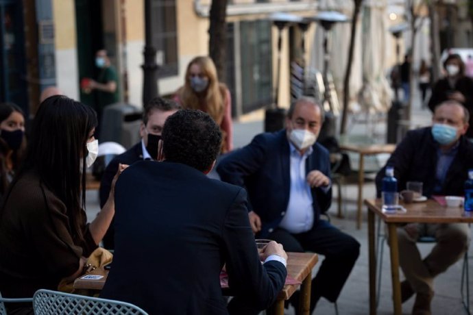 La vicealcaldesa de Madrid, Begoña Villacís, y el candidato de Ciudadanos a la Presidencia de la Comunidad de Madrid, Edmundo Bal, durante una reunión con hosteleros.